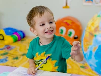 картинка с ребенком и двумя корзинами - в одной спам, в другой - полезный английский